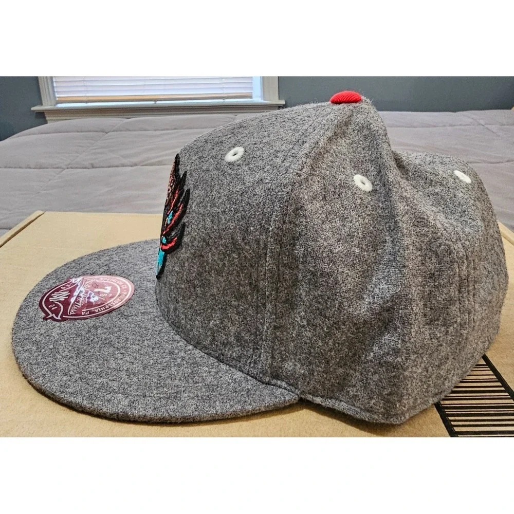 Mitchell & Ness® (SIZE 7 5/8) Vancouver Grizzlies Hardwood Classics™ Fitted Cap